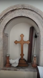 210214 Farnham wooden cross in alcove