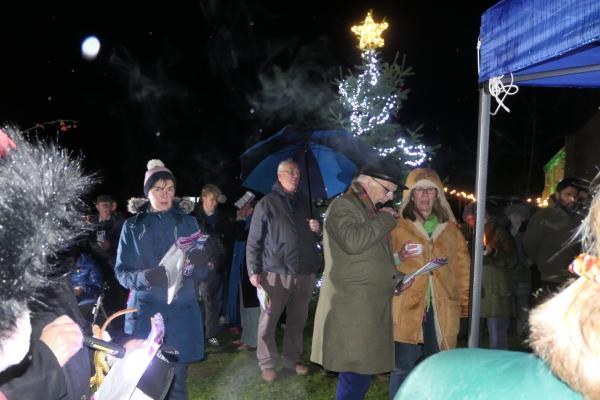 241220 Carols on the Green P1011303 3x2 Greg Spray