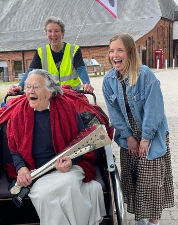 220530 Elisabeth and Jasmin 3C SueP