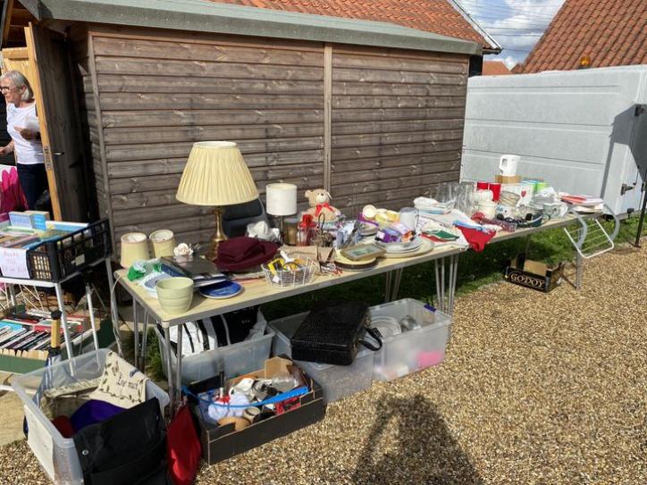 231028 bric a brac ready for Table top Sale
